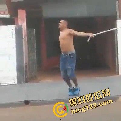 黑人小哥狂拽酷炫！挥棍挡子弹，电视剧看多了玩命呢？-8