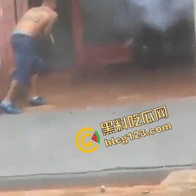 黑人小哥狂拽酷炫！挥棍挡子弹，电视剧看多了玩命呢？-10