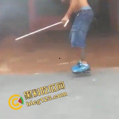 黑人小哥狂拽酷炫！挥棍挡子弹，电视剧看多了玩命呢？-11