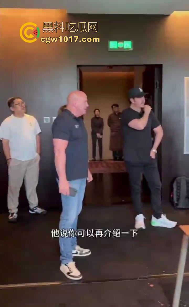 通背拳传人赵鸿刚参加UFC扇耳光大赛被对手KO！曾以为在耳光大赛上无敌的武功，没想到是这种下场，真是花拳秀腿！-2