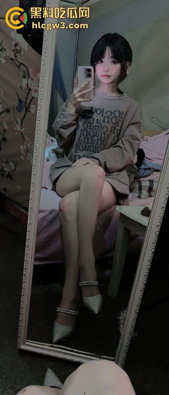 推特极品JK萝莉妹『斜眼龙王』裸拍福利流出 宿舍戴项圈比耶吐舌 这颜值清纯却骚到爆 删号退圈已绝版！-2