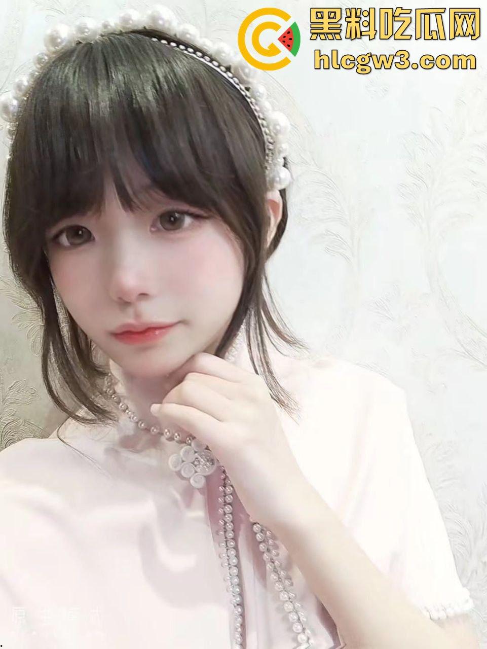 推特极品JK萝莉妹『斜眼龙王』裸拍福利流出 宿舍戴项圈比耶吐舌 这颜值清纯却骚到爆 删号退圈已绝版！-4