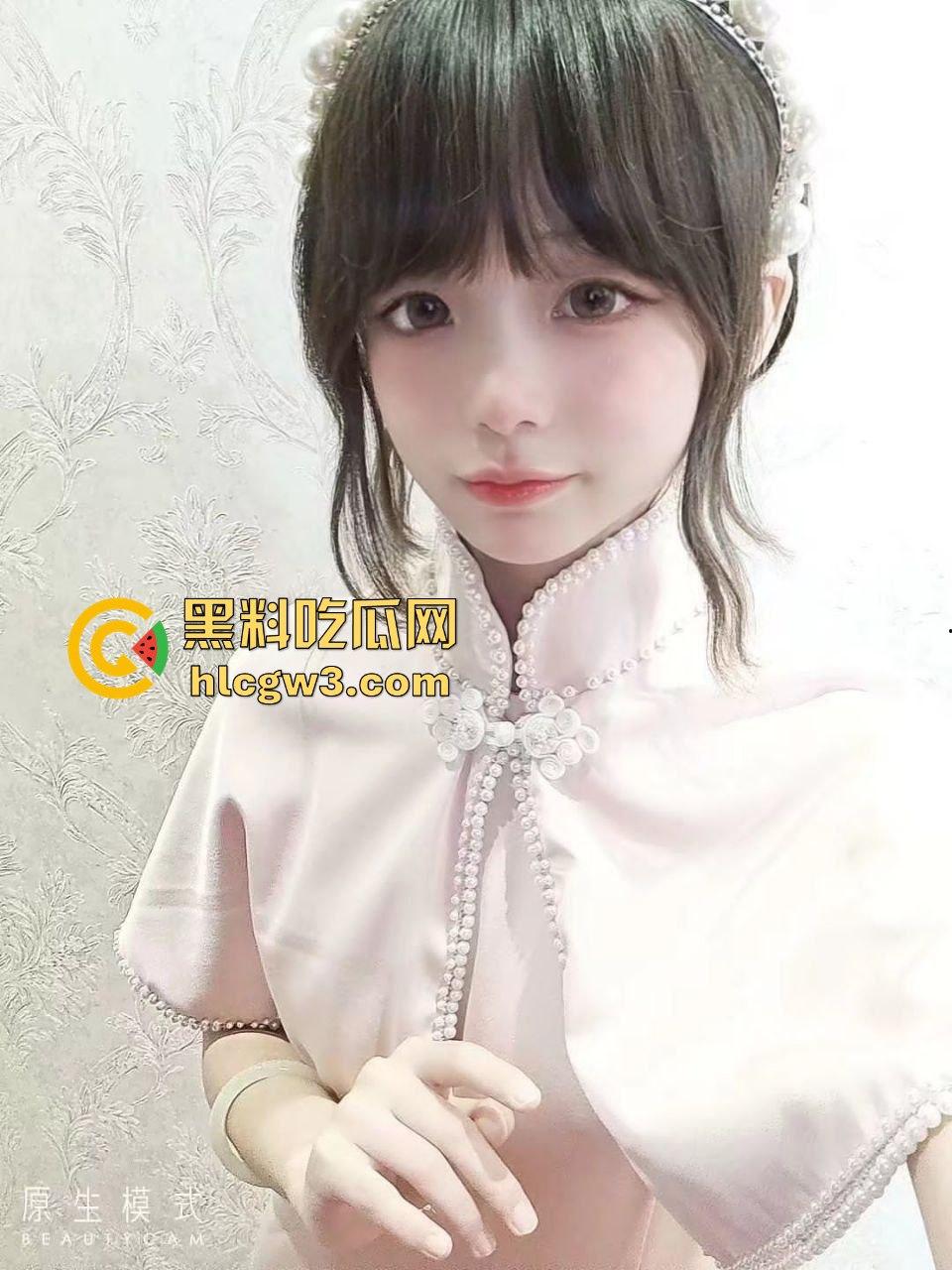 推特极品JK萝莉妹『斜眼龙王』裸拍福利流出 宿舍戴项圈比耶吐舌 这颜值清纯却骚到爆 删号退圈已绝版！-13