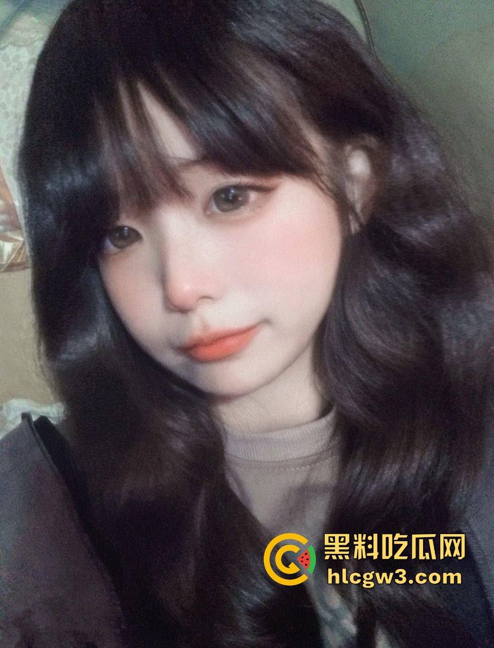 推特极品JK萝莉妹『斜眼龙王』裸拍福利流出 宿舍戴项圈比耶吐舌 这颜值清纯却骚到爆 删号退圈已绝版！-17