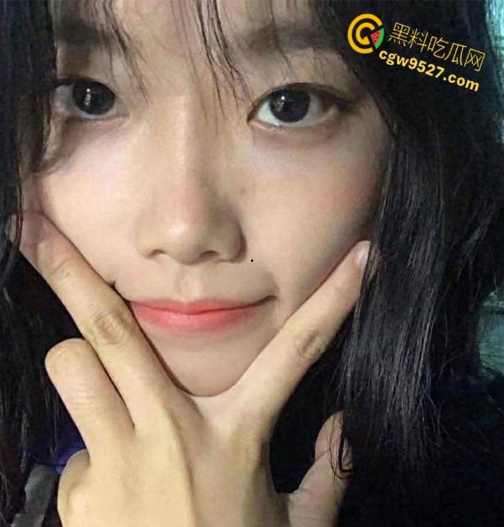 广州大学眼镜妹【吴萌】，被男友调教得乖巧听话，跪地口交后入爆操，眼镜妹玩反差都一套一套的！-1