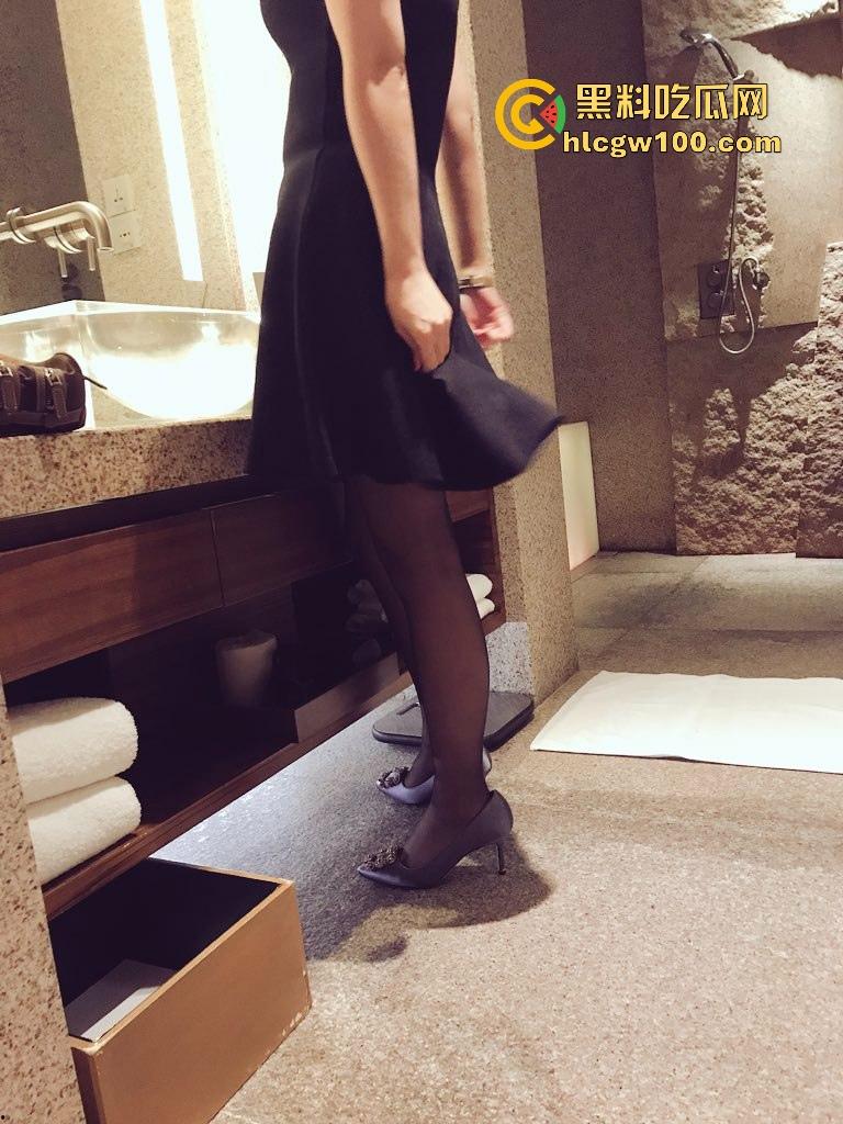 东航空姐女神【凌悦】穷人眼里的高冷女神，富人胯下的精盆母狗，丝袜美腿任人玩弄，有钱就能内射到爽！-4