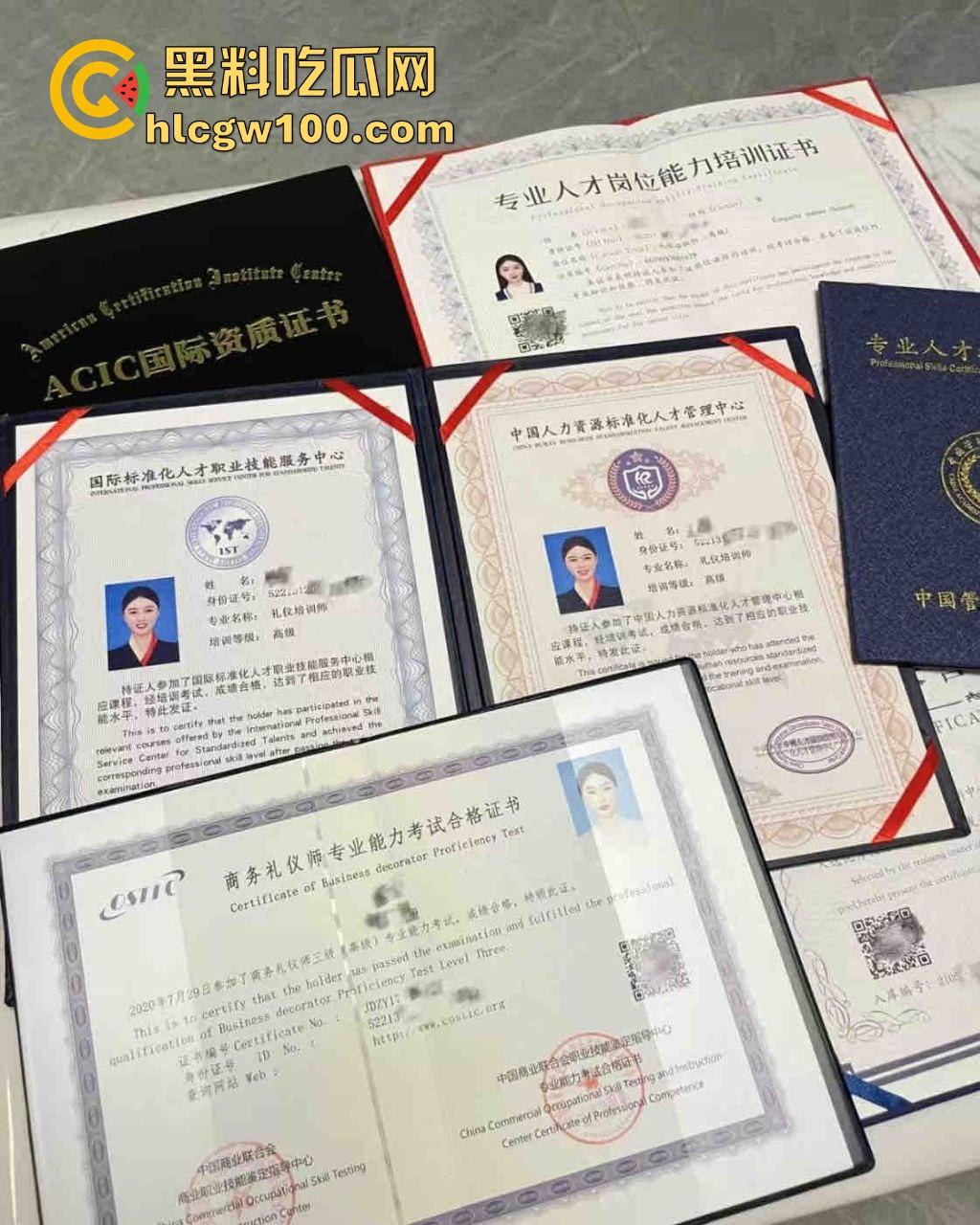 东航空姐女神【凌悦】穷人眼里的高冷女神，富人胯下的精盆母狗，丝袜美腿任人玩弄，有钱就能内射到爽！-14