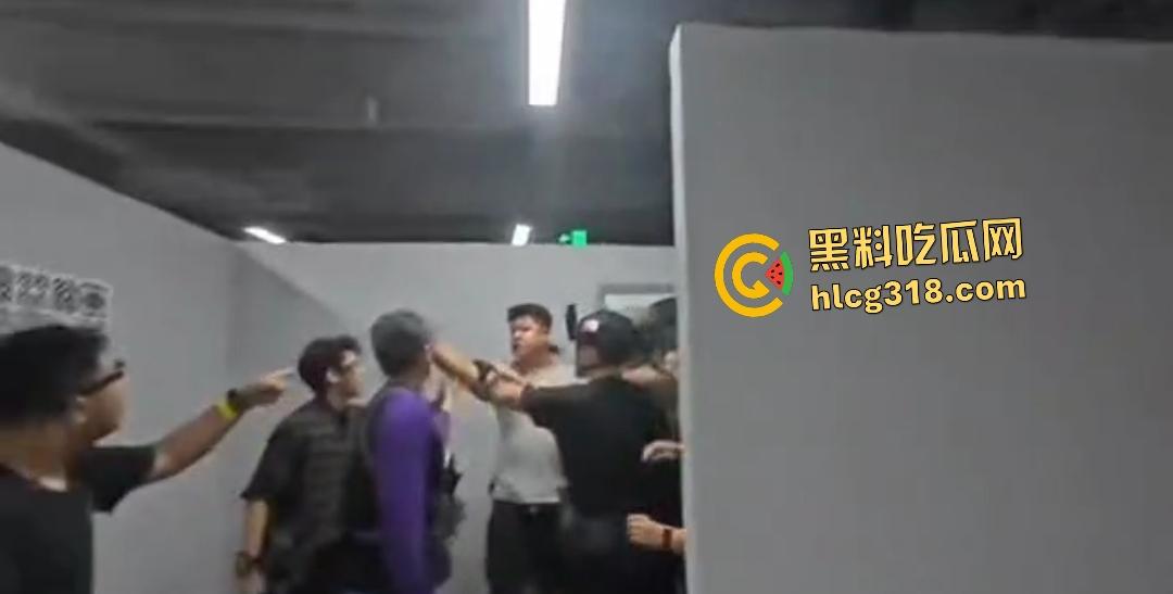 抖音【胖小悦】真人CS故意打人耍赖！黑衣侠见义勇为和胖妞男友起冲突！小仙女打不得？-7