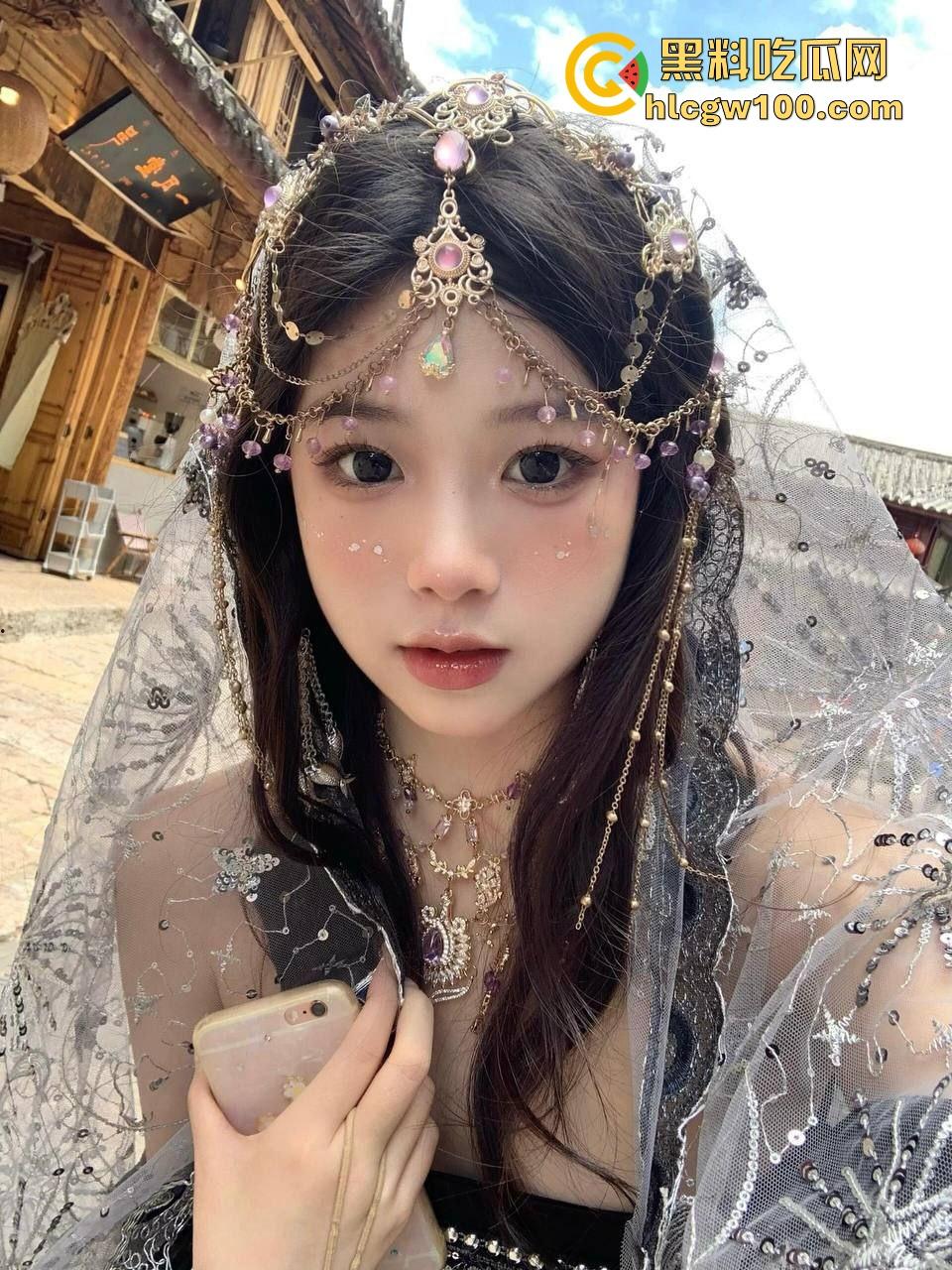 小情侣停车场光着屁股现场造人，野战玩得飞起，邻居拍视频爆出裤子都没脱利索就开干，这也太饥渴了吧！-2