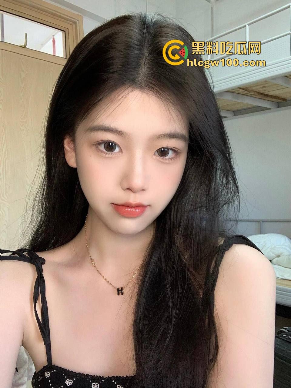 小情侣停车场光着屁股现场造人，野战玩得飞起，邻居拍视频爆出裤子都没脱利索就开干，这也太饥渴了吧！-4