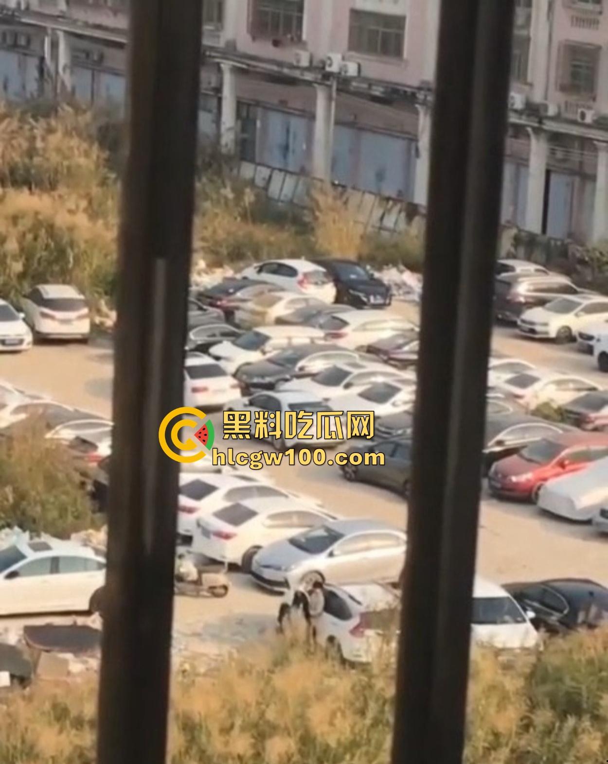 小情侣停车场光着屁股现场造人，野战玩得飞起，邻居拍视频爆出裤子都没脱利索就开干，这也太饥渴了吧！-6