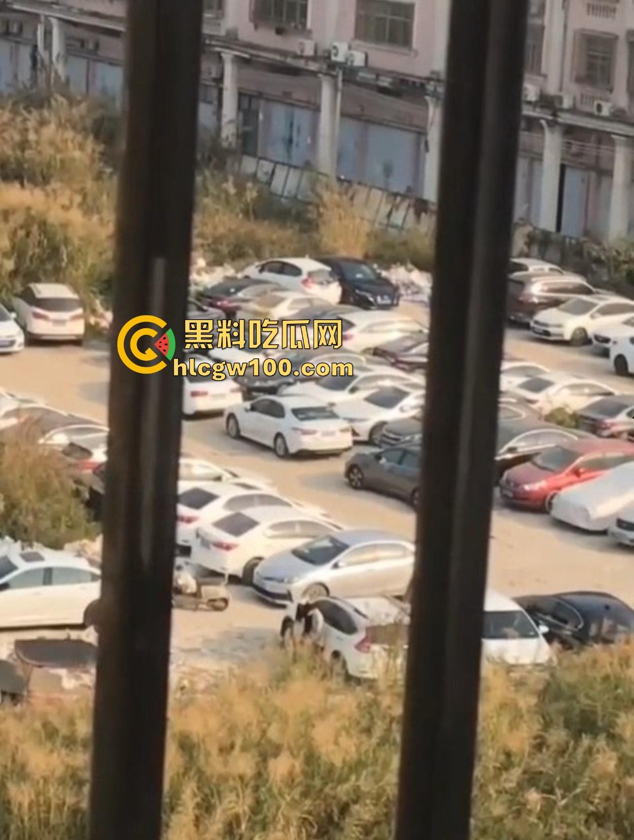 小情侣停车场光着屁股现场造人，野战玩得飞起，邻居拍视频爆出裤子都没脱利索就开干，这也太饥渴了吧！-9