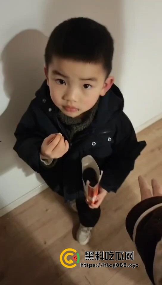 重庆沙坪坝区淫妇【杨芳仪】王者荣耀玩安琪拉勾汉子开操，老公气炸甩出聊天屌穴视频，这浪货一把年纪还挺骚！-18