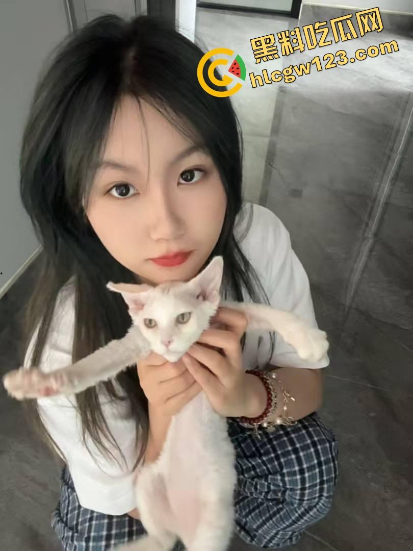 下班不回家，黑丝女同事主动开腿，办公室啪啪一炮入魂，男的舔完直接内射爆浆精液射满里面！-5