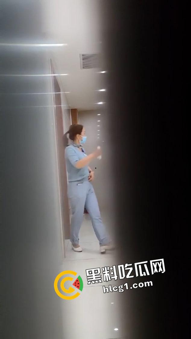 年度最炸裂厕拍！医院偷拍护士小姐姐 拉完把屎偷走 小姐姐原地蒙蔽 厕所灵异事件-1