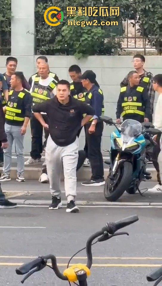 横惯了也有栽跟头的时候 合肥锦绣校区城管赶小贩 结果被小贩一刀放倒！-10