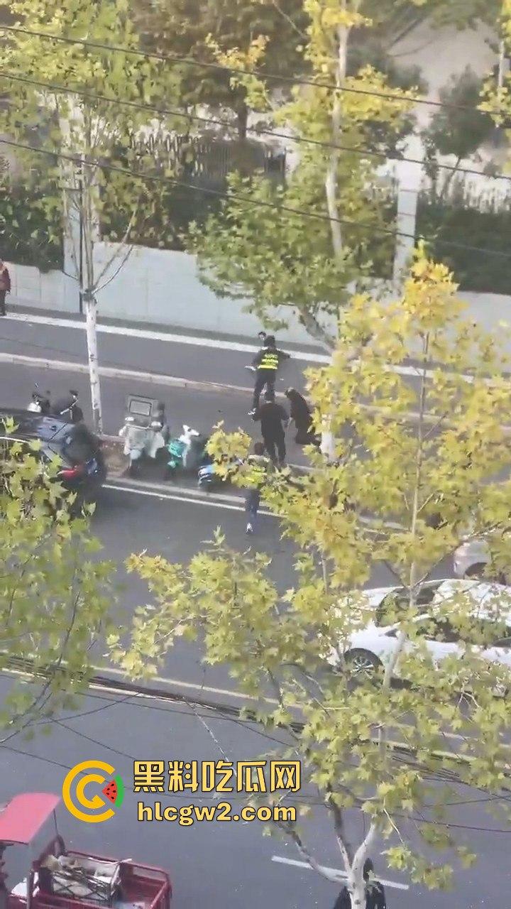 横惯了也有栽跟头的时候 合肥锦绣校区城管赶小贩 结果被小贩一刀放倒！-14