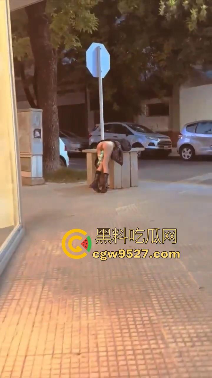 七夕佳节户外街头调教骚逼女友，掀起裙子腿上绑着跳蛋，街头刺激自慰，小编表示没见过此等情形！-1