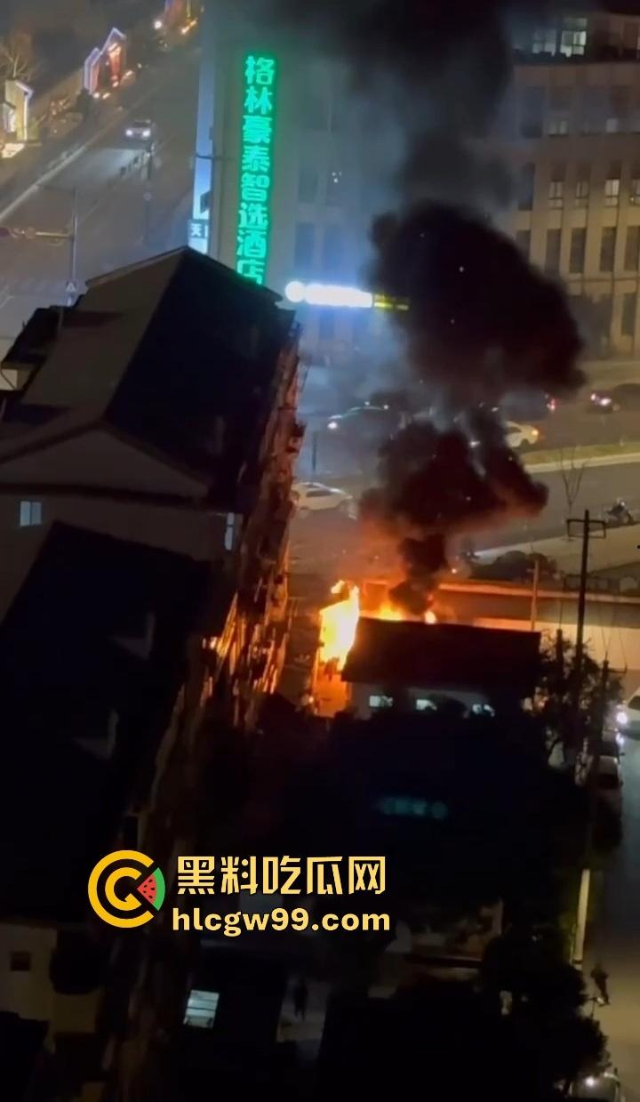 春晚无锡分会场火了，会场彩排突发火情况，央视的脸估计都烧红了吧？这年头连春晚都开始玩烈焰风格了！-6