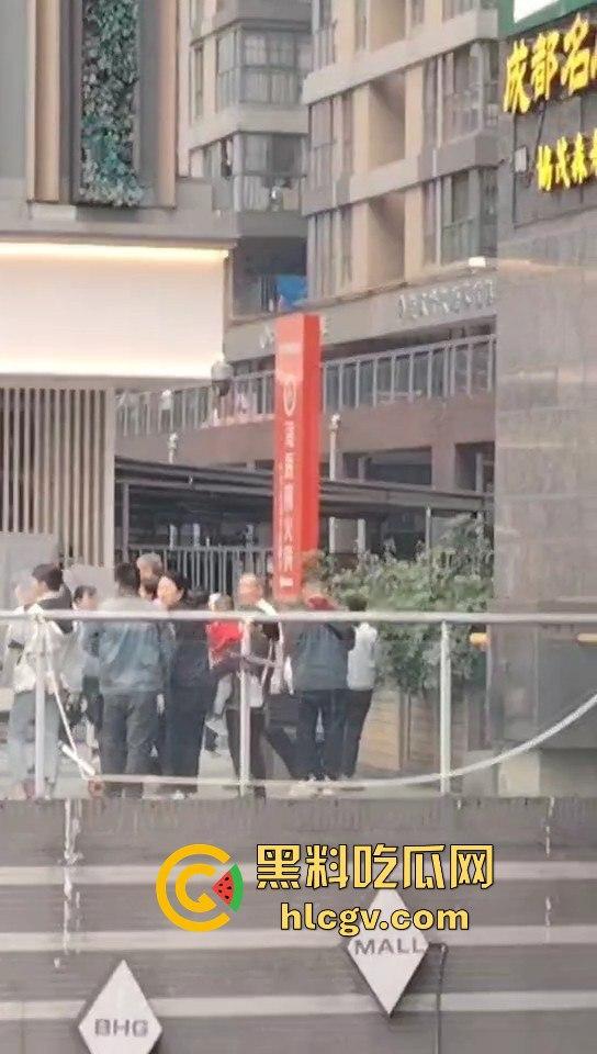 重庆男子跳楼导致外卖延时送达，外卖小哥们却在现场吃瓜！-2