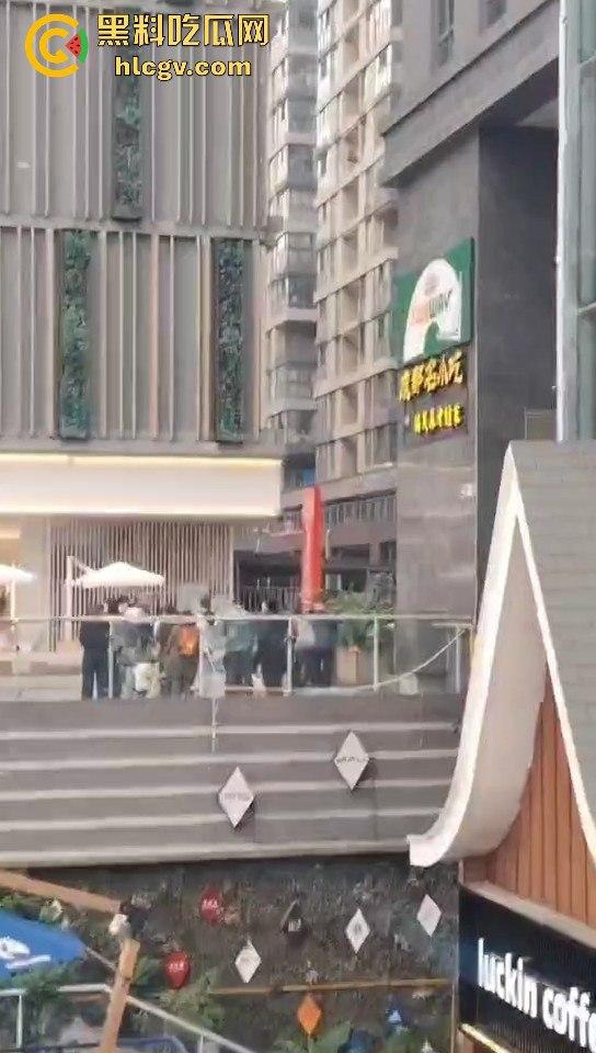 重庆男子跳楼导致外卖延时送达，外卖小哥们却在现场吃瓜！-3