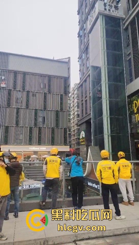 重庆男子跳楼导致外卖延时送达，外卖小哥们却在现场吃瓜！-4