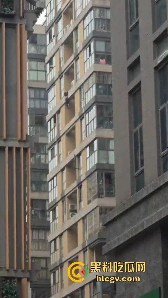 重庆男子跳楼导致外卖延时送达，外卖小哥们却在现场吃瓜！-6