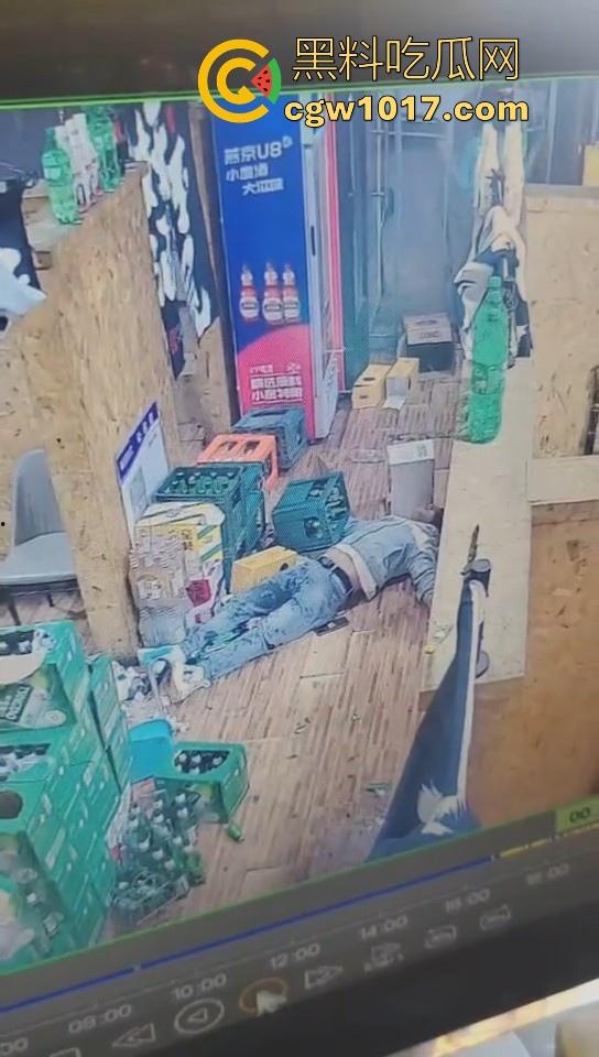 河北省承德板城铁锤烧烤店打架斗殴，3人混打一人拉架从包房打到过道走廊，不是这哥们是怎么倒下抽搐的！-8